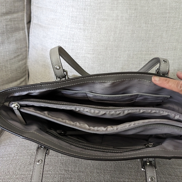 Michael Kors Voyager East West Crossgrain Leather Tote - Picture 9 of 11